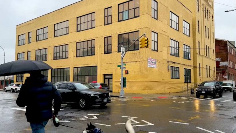 Incertidumbre de vecinos ante plan abrir refugio en Gowanus