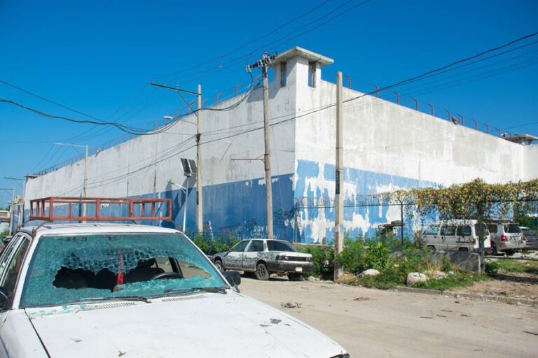 Unos 3.600 presos huyeron de la cárcel de Puerto Príncipe tras el ataque de las bandas