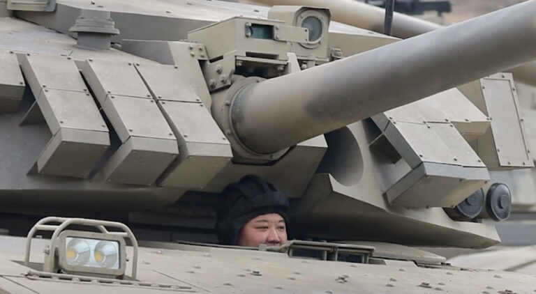 Kim Jong Un fiebrando su ‘nuevo juguete’   #FVDigital