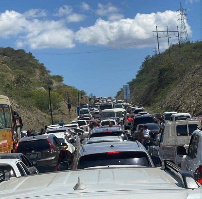 A cuentagotas retornan vacacionistas en carreteo a SD desde el interior del país