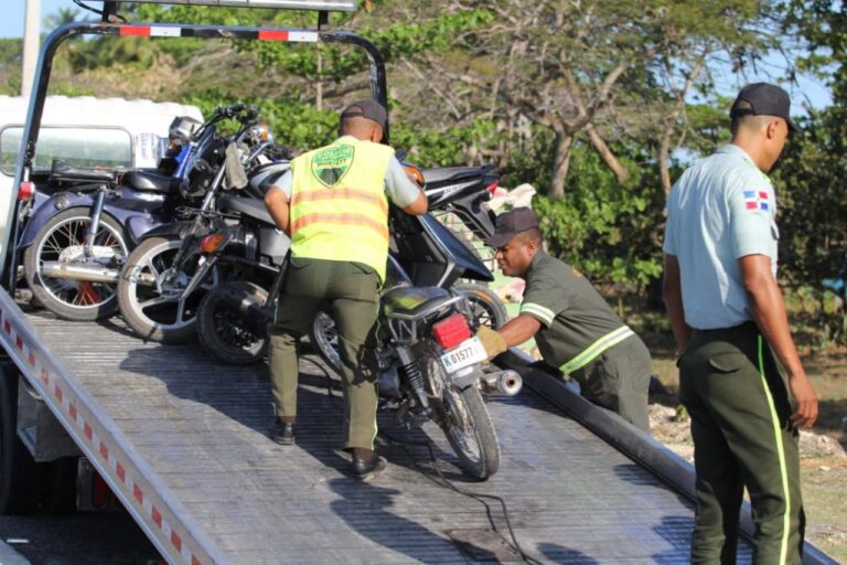 Desastre al volante en RD: autoridades fiscalizan y retienen miles de vehículos