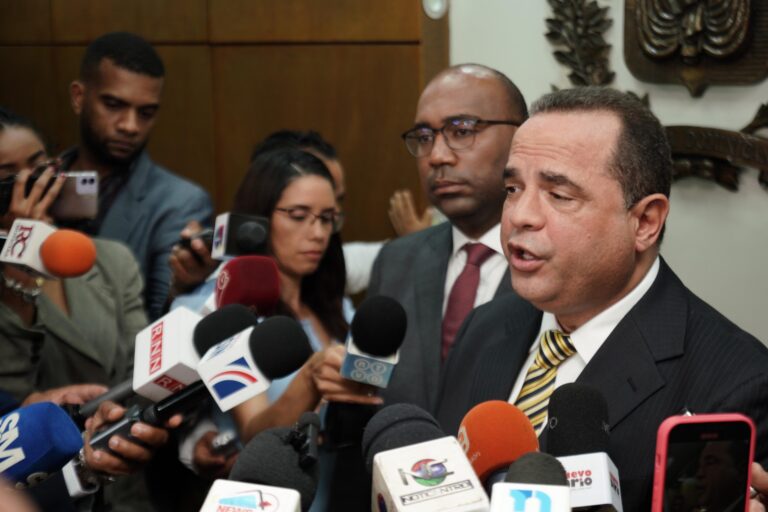 Delegados de FP inscriben a Leonel, Ingrid y a candidatos congresuales ante la JCE