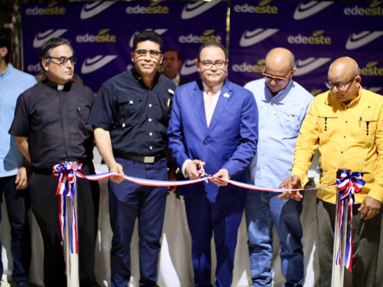 Dío Astacio encabeza inauguración proyecto de iluminación del parque Invivienda