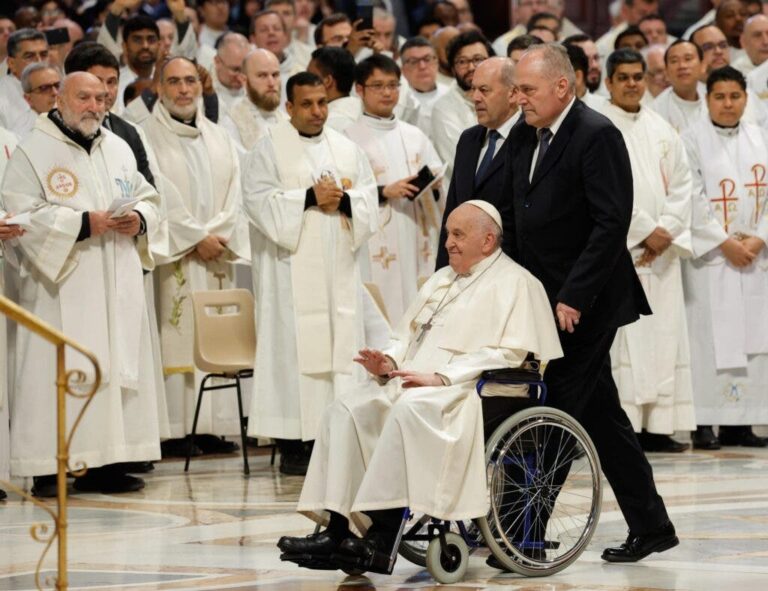 En silla de ruedas, el papa Francisco lava los pies a 12 reclusas por Jueves Santo