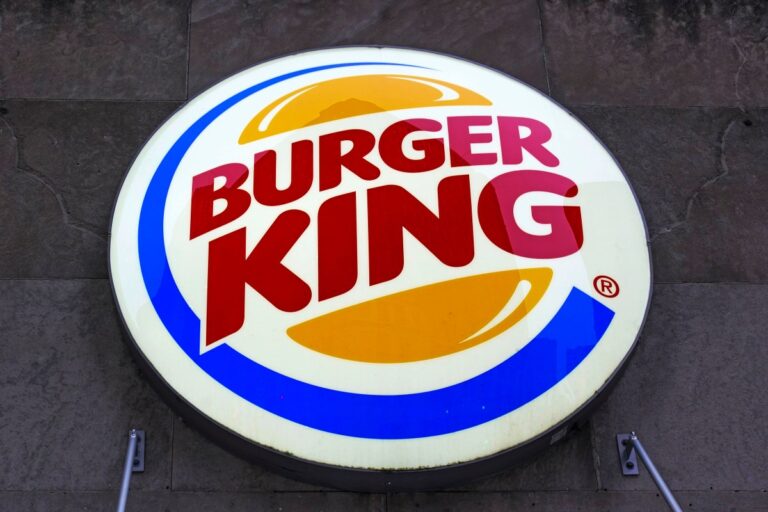 Escándalo en Burger King en Colombia: hombre se mete desnudo a depósito de agua de un local