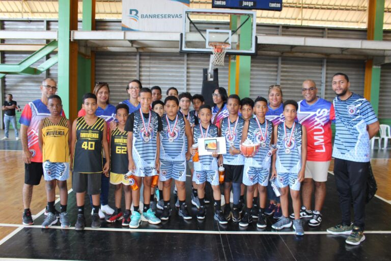 Fundación Los Mina Unidos Por Siempre dona útiles deportivos, durante celebración del II Convivio minibasket LMUXS 2024