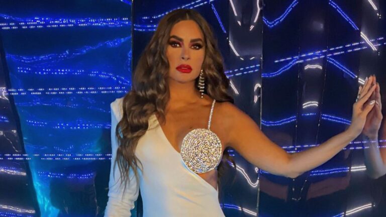 Galilea Montijo se robó las miradas con un sensual look de mini falda y medias