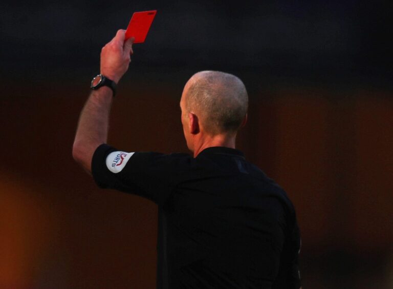 La Premier League castiga al árbitro que cometió error en el partido entre Nottingham Forest y Liverpool