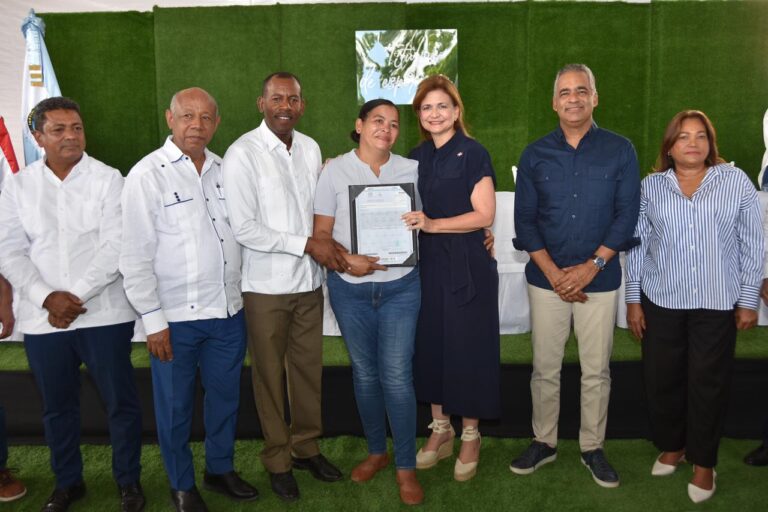 Gobierno entrega 1,173 títulos de propiedad en Hato Nuevo, Los Alcarrizos