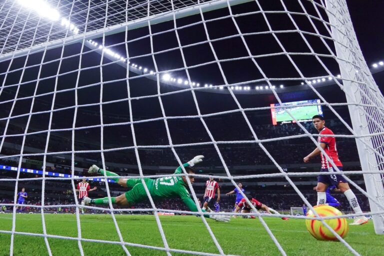 Cruz Azul se encarrila de nuevo y le pasa por encima a Chivas con un contundente 3-0