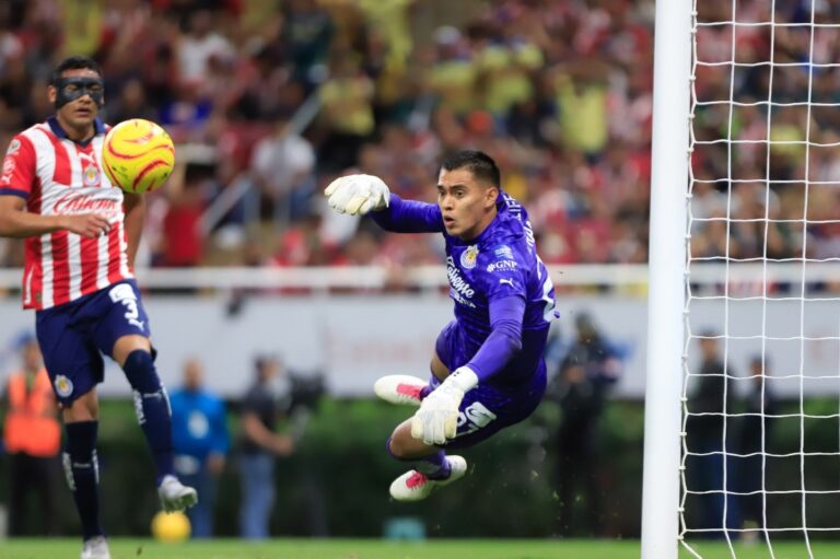 Las Chivas empataron con América 0-0 en un Clásico con poco brillo, pero que permitió al técnico Fernando Gago mantener la “chamba” #FVDigital