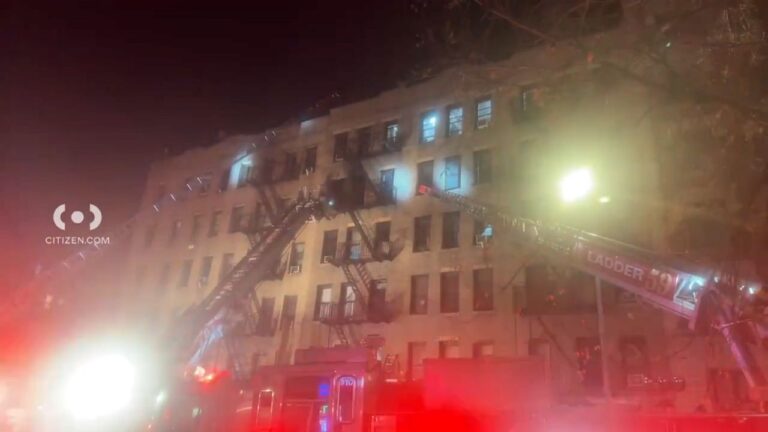 Dos niños de uno y dos años graves, incendio W. Heights