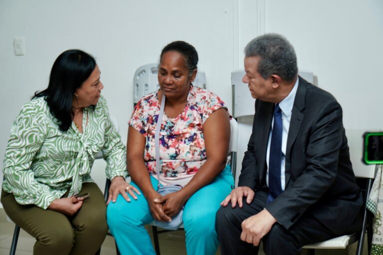 Leonel visita Robert Reid para conocer estado de niños afectados por incendio en carnaval