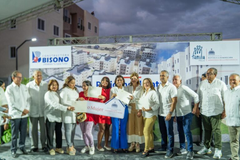 Raquel Peña encabeza entrega de 400 viviendas del Plan Familia Feliz en Manoguayabo