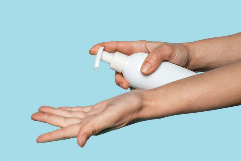 ¿Es mejor lavarse las manos con jabón y agua o con soluciones?