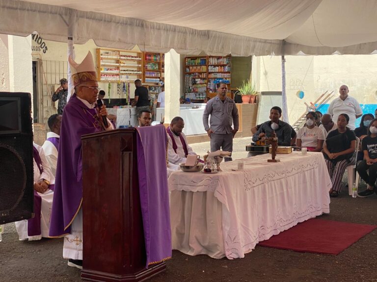 Realizan misa en memoria de los presos calcinados en incendio de La Victoria