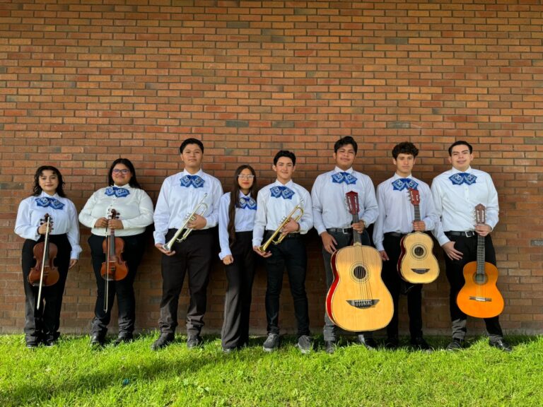 Niño migrante inspira la creación de un mariachi en su secundaria en Santa Ana