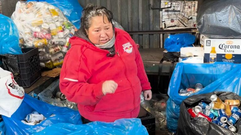 Josefa Marín, recogedora de botellas y latas, espera ley