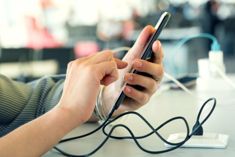 #Salud: Por qué no debes cargar tu teléfono en lugares públicos