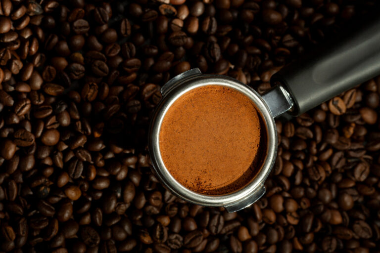 Por esta razone, deberías (siempre) poner un recipiente con café molido en esta habitación de la casa