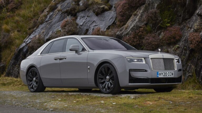 Rolls Royce cuenta con su automóvil Ghost que tiene un estilo más exclusivo