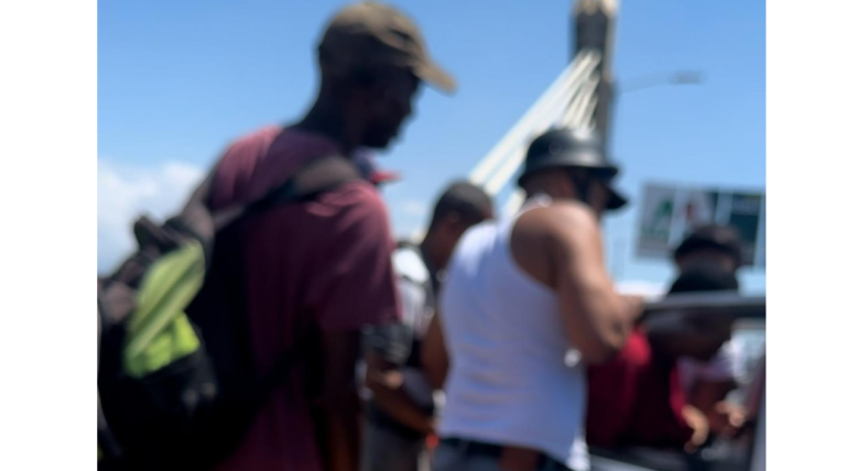 Ciudadanos detienen mujer que intentó lanzarse del puente Juan Bosch