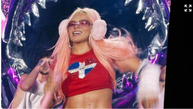Karol G sale al escenario con la bandera dominicana en su ropa #FVDigital