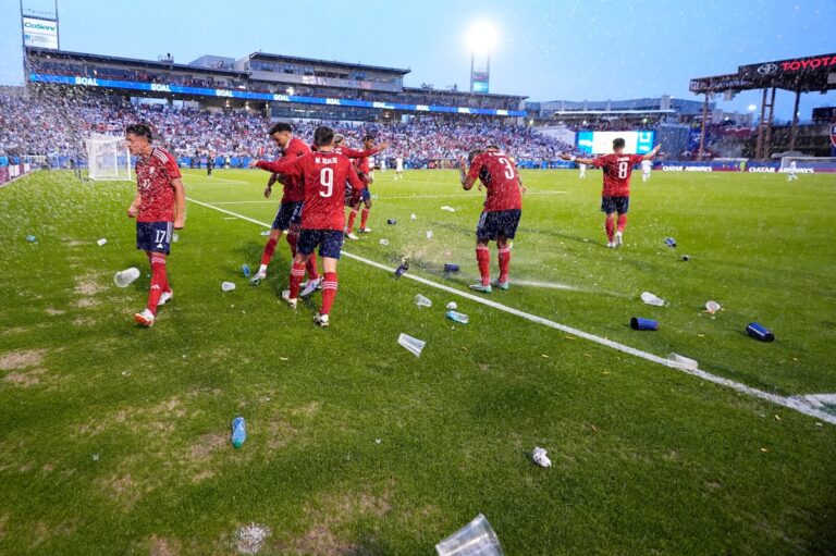 Lamentable: Hinchas de Honduras agreden a jugadores de Costa Rica tras sellar el pase a la Copa América