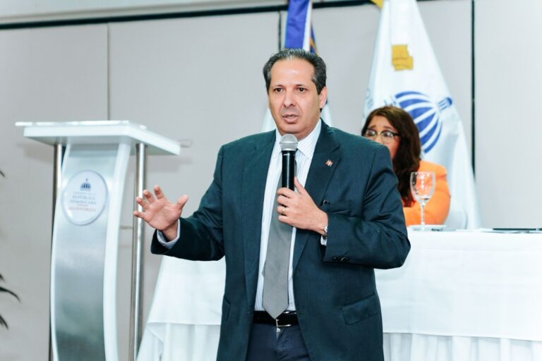 Ministro de Salud anuncia comité intersectorial para enfrentar impacto del dengue