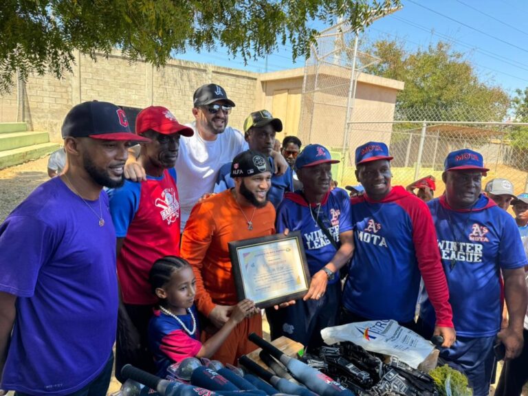 El Alfa dona útiles deportivos a niños del 12 de Haina #FVDigital