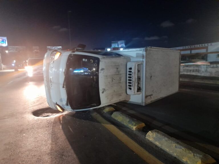 Se registra accidente de camión entre en Av. John F. Kennedy #FVDigital