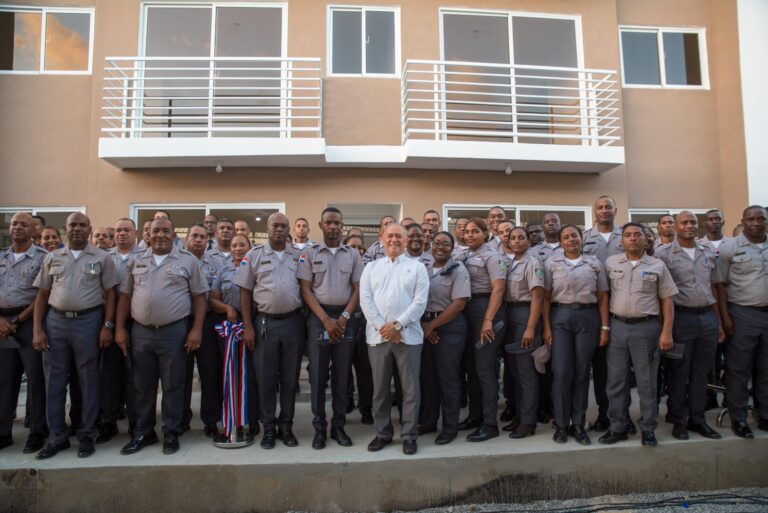 Gobierno entrega 128 viviendas Familia Feliz a miembros de la Policía Nacional