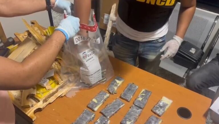 Incautan cocaína en mesa de dominó