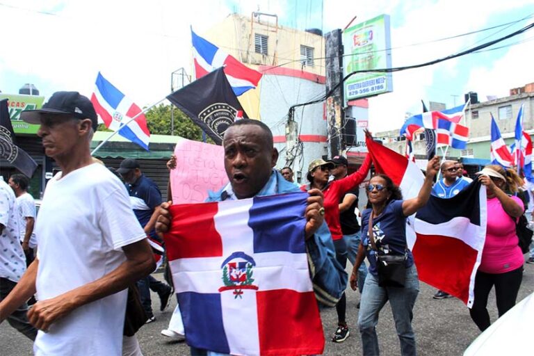 Marchan contra la injerencia de la ONU