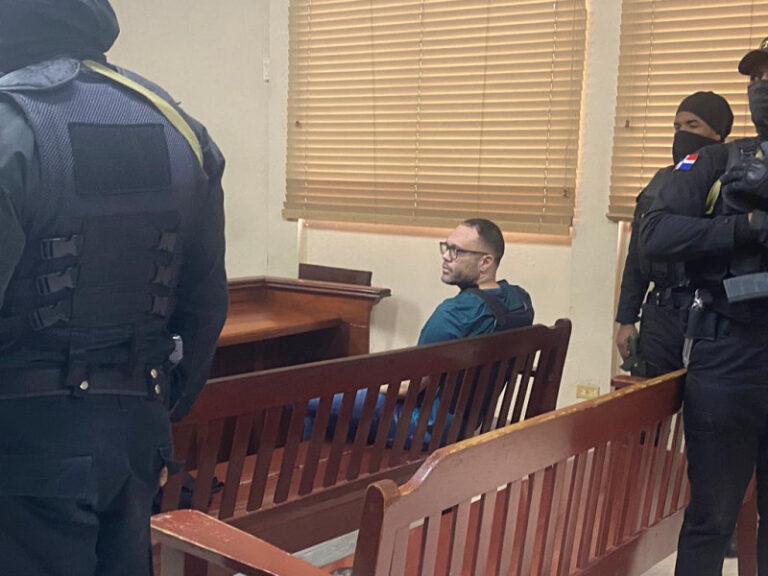 Permitirán a John Kelly realizar actividades y tener visitas