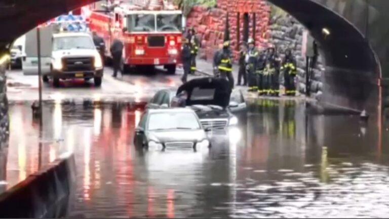 Rescatan al menos a tres personas de autos sumergidos