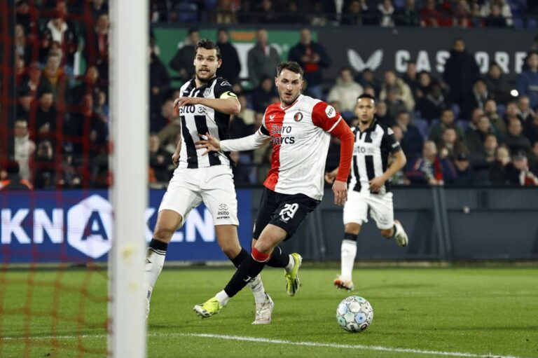 Rafael van der Vaart critica a Santiago Giménez: “Incluso después del gol no pensé que jugara bien” #FVDigital