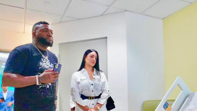 Big Papi visita niños en el CEDIMAT – Remolacha   #FVDigital