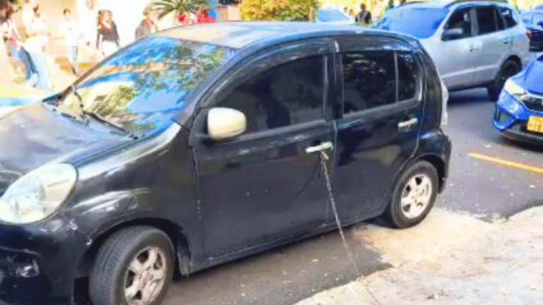 Amarran con cadenas carros malparqueados (video) – Remolacha   #FVDigital