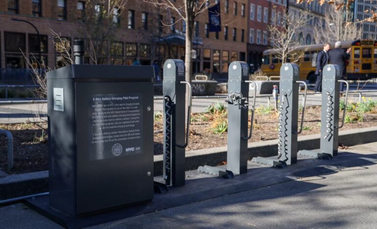 Ciudad abre estación de carga de ‘e-bike’ baterías