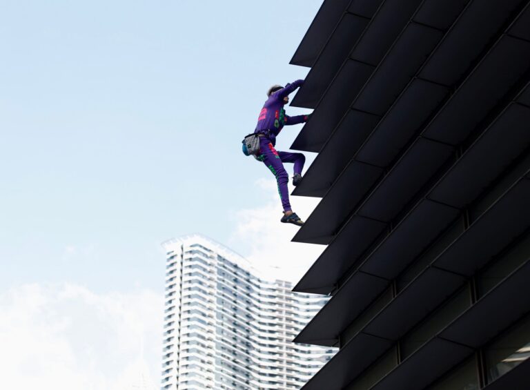 El “hombre araña” francés de 61 años escaló un rascacielos de 217 metros en Manila y terminó preso