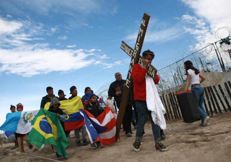 Migrantes visibilizaron sus retos con un viacrucis en ciudad fronteriza con Estados Unidos [Fotos]