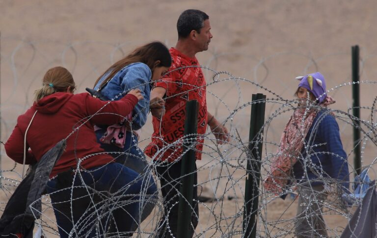 Migrantes clavarán una cruz en la frontera de Texas con México durante un viacrucis