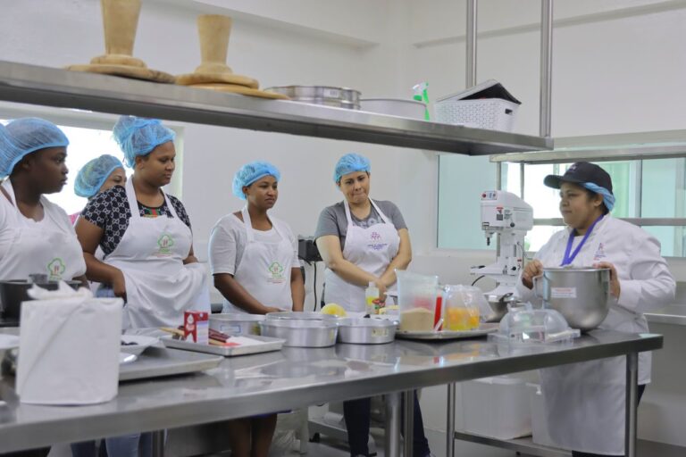 “Mujeres Superemprendedoras” de Supérate ya ha graduado a 964 mujeres; el proyecto integró a 1,500