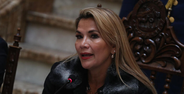 Expresidenta boliviana encarcelada pide permiso para ir al funeral de su madre #FVDigital