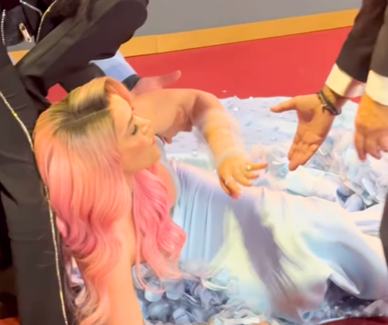 Karen Yapoort se cae en la alfombra de Premios Soberano   #FVDigital