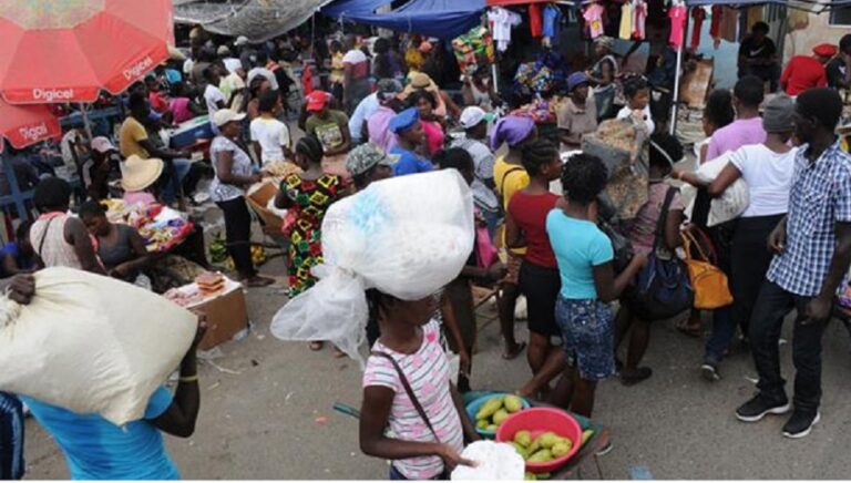 Haitianos se abastecen en RD alejados del caos de Puerto Príncipe #FVDigital