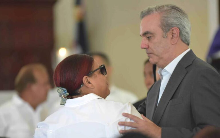 Abinader asiste a misa en Salcedo