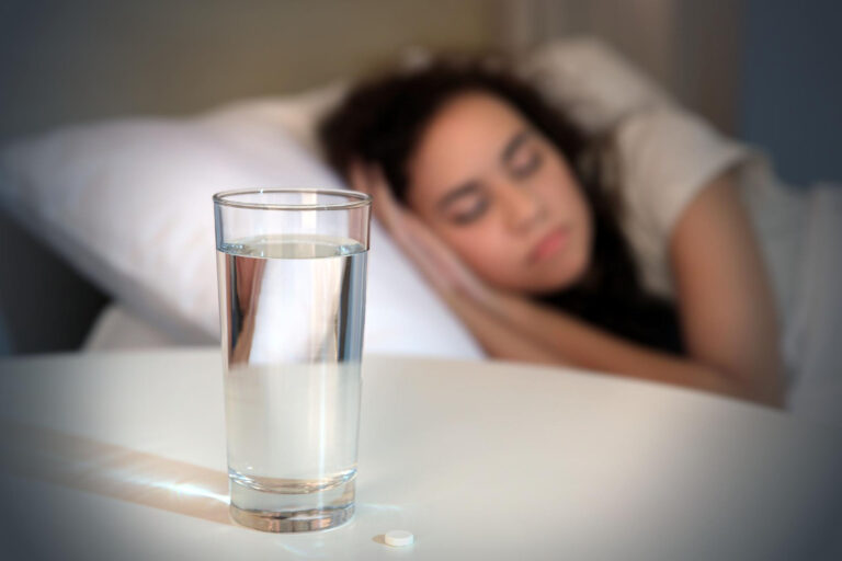 ¿Por qué nunca deberías dormir con un vaso de agua al lado de tu cama?