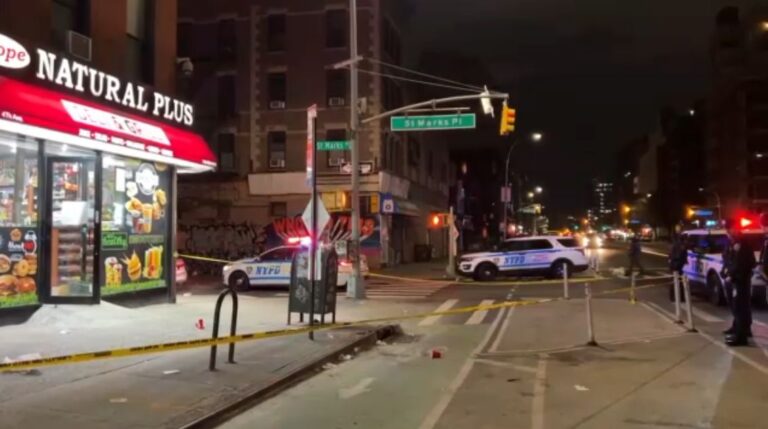 Joven muere y otra herida tras apuñalamiento en Brooklyn